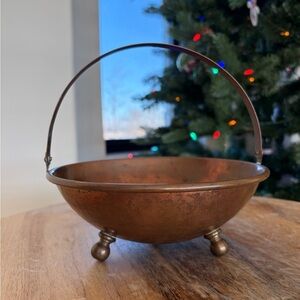 Vintage Hammered Copper dish with movable handle.Great piece. 7”